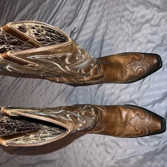 Women’s Ariat Boots - Picture 2 of 5